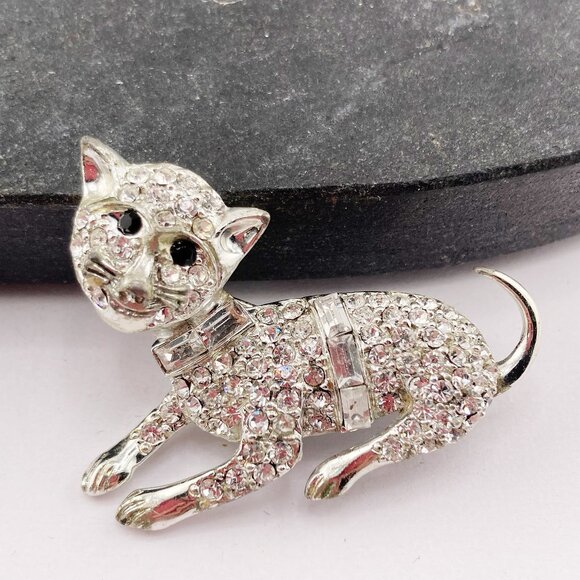 Vintage Jewelry - VINTAGE Clear rhinestone and silver tone metal cat brooch 1940s 1950s kitty pin